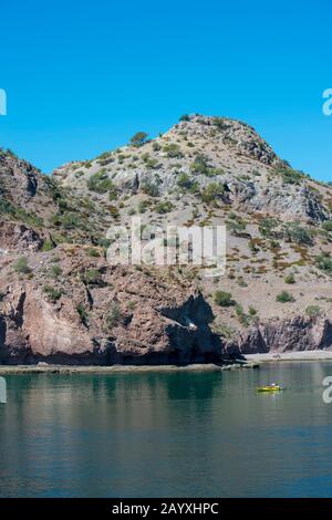 Les touristes kayak le long de la côte à la baie d'Aqua Verde, un petit village de pêcheurs près de Loreto, mer de Cortez en Basse-Californie, Mexique. Banque D'Images