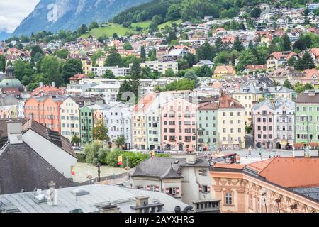 Maisons classiques de couleur centrale européenne le long de la rivière Inn dans la ville d'Innsbruck dans le Tyrol, Autriche. Banque D'Images