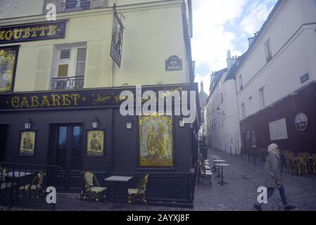 Vue sur un café et une voie pavée à Paris, pasakdek Banque D'Images