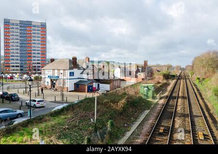 Flint, Royaume-Uni: 11 février 2020: Vue du pont piéton qui traverse la ligne ferroviaire de Flint. Le Ship Hotel et Richard Heights sont à côté de fl Banque D'Images