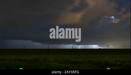 Un éclair nuage à terre (CG) frappe dans la grande campagne hollandaise près d'Amsterdam lors d'une poussée d'averses polaires et d'orages. Banque D'Images