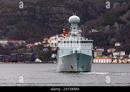 Frégate de patrouille danoise HDMS Thetis F357 au départ du port de Bergen, Norvège. Un jour d'hiver sombre et pluvieux Banque D'Images