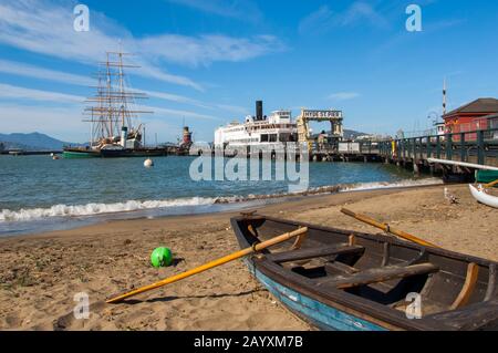 Le Balclutha à trois mâts et à trois pans carrés, construit en Écosse en 1886, et le traversier Eureka au Musée maritime et au Parc National Historique à Banque D'Images