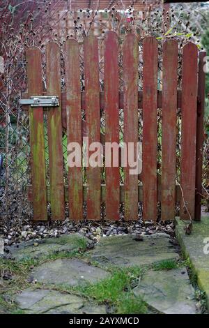 chemin de pierres et une porte en bois dans la cour dans la campagne Banque D'Images