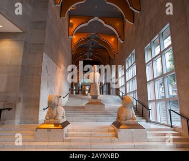 L'échelle d'art : l'escalier principal du bâtiment Venturi de 1991 avec des statues chinoises au Seattle Art Museum (connu sous le nom de SAM) est un musée d'art Banque D'Images