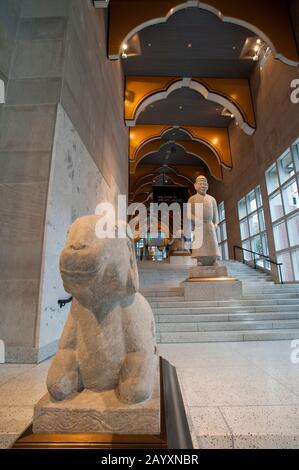 L'échelle d'art : l'escalier principal du bâtiment Venturi de 1991 avec des statues chinoises au Seattle Art Museum (connu sous le nom de SAM) est un musée d'art Banque D'Images