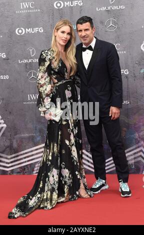 Berlin, Allemagne. 17 février 2020. Luis Figo, un ancien joueur de football, vient avec sa femme Helen Svedin au Verti Music Hall pour la présentation des Laureus Sport Awards. Crédit: Jšrg Carstensen/Dpa/Alay Live News Banque D'Images