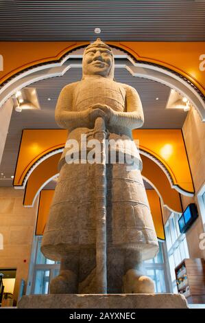 L'échelle d'art : l'escalier principal du bâtiment Venturi de 1991 avec des statues chinoises au Seattle Art Museum (connu sous le nom de SAM) est un musée d'art Banque D'Images
