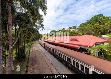 Train En Wagon En Plate-Forme, Train Panoramique Kuranda, Gare Kuranda, Rue Coondoo, Kuranda Queensland, Australie Banque D'Images