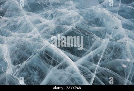 Les motifs sur la glace bleu clair ressemblent à des ailes de libellules Banque D'Images