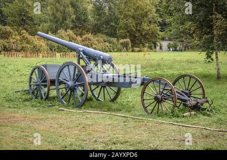 Vieux canon dans la forteresse historique prussienne de Boyen à Gizycko, Masuria, Pologne. Banque D'Images