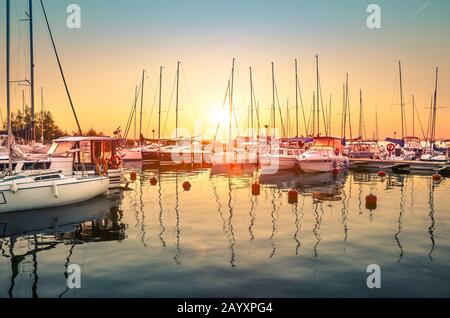 Des bateaux amarrés à la marina du lac Niegocin au lever du soleil. Wilkasy, Masuria , Pologne. Banque D'Images