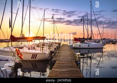 Des bateaux amarrés à la marina du lac Niegocin au lever du soleil. Wilkasy, Masuria, Pologne. Banque D'Images