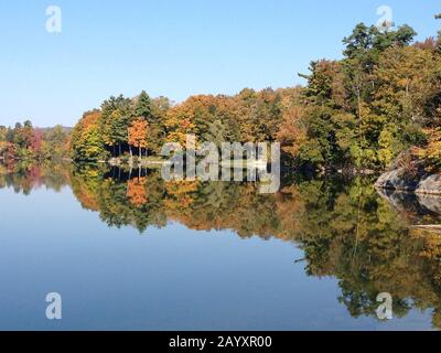 Réflexions sur le feuillage d'automne dans le Vermont Banque D'Images