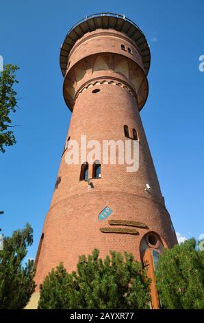 Ancienne tour d'eau en brique à Gizycko, Masuria, Pologne. Banque D'Images