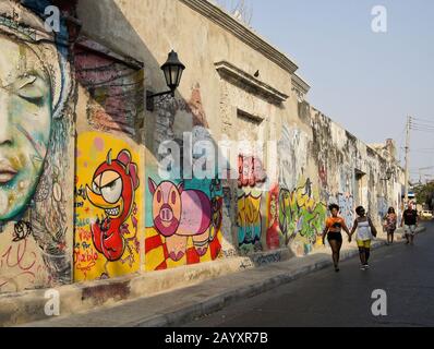 Des œuvres d'art colorées ornent l'extérieur d'un bâtiment de la Calle de la Sierpe (Calle 29) à Getsemani, Carthagène, Colombie Banque D'Images