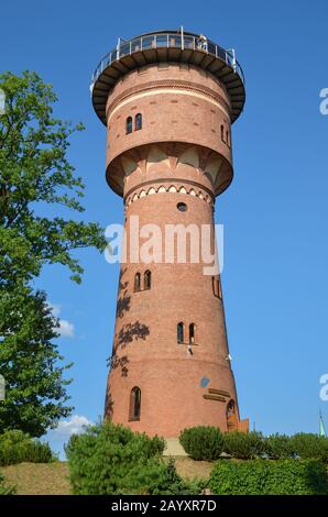 Ancienne tour d'eau en brique à Gizycko, Masuria, Pologne. Banque D'Images