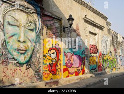 Des œuvres d'art colorées ornent l'extérieur d'un bâtiment de la Calle de la Sierpe (Calle 29) à Getsemani, Carthagène, Colombie Banque D'Images