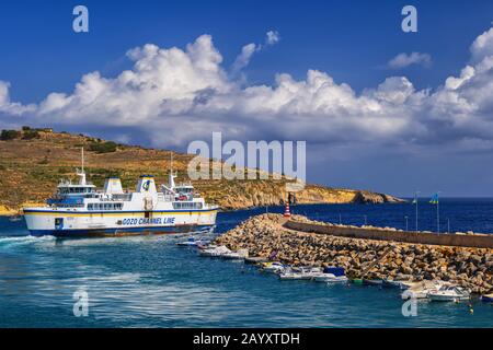 Gozo, Malte - 15 octobre 2019: Bateau ferry Gozo Channel Line quittant le port sur l'île Gozo en direction de l'île de Malte, principal moyen de transport pari Banque D'Images