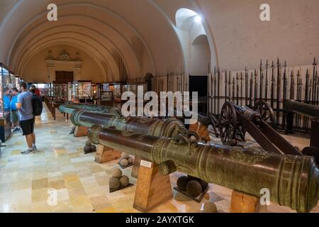 Valletta, Malte - 16 octobre 2019 : le Palais Armoury au Palais du Grand-maître, collection de canons, armes, armes, emmanchures et équipements militaires Banque D'Images