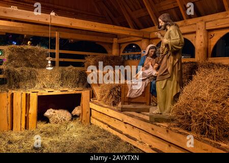 Varsovie, Pologne - 27 décembre 2019: Crèche de Noël de la scène de Nativité avec bébé Jésus, saint Marie et Joseph et moutons, exposition publique dans la ville Banque D'Images