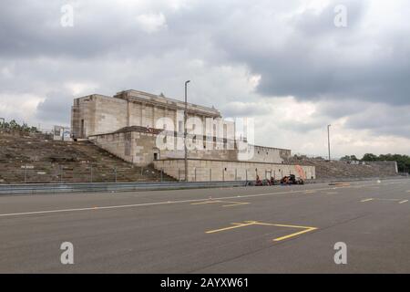 Vue générale du grand-stand dominant les terrains de rallye nazis, Nuremberg, Allemagne. Banque D'Images