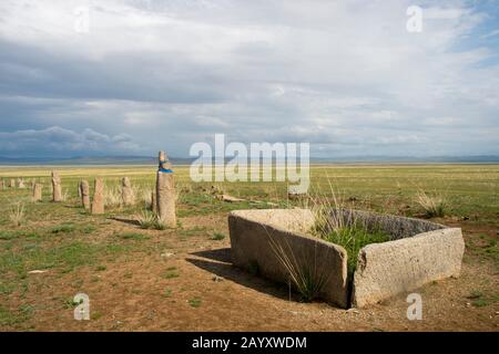 Ongot grave (tombe néolithique), dans la vallée de la rivière Tuul, parc national Hustai, Mongolie. Banque D'Images