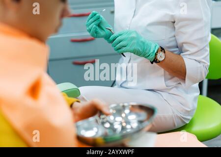 Procédures médicales dans le bureau du spécialiste en ORL Banque D'Images