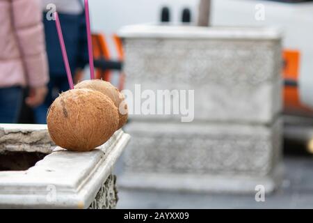 Deux coconuts sont partis en marbre au milieu de la rue. Il y a des pailles colorées. Banque D'Images