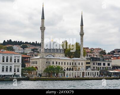 Istanbul, Turquie - 16 Septembre 2019. Les habitants pêchent dans les eaux du Bosphore à l'extérieur de la mosquée de Beylerbeyi, également connue sous le nom de Hamid-i Evvel Camii Banque D'Images