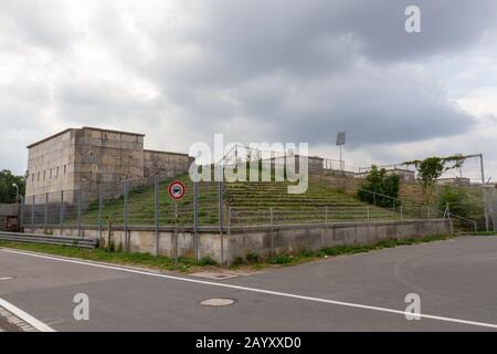 Une partie des peuplements ruinés autour de Zeppelinfeld, qui fait partie des terrains de rassemblement du parti nazi à Nuremberg, en Bavière, en Allemagne. Banque D'Images