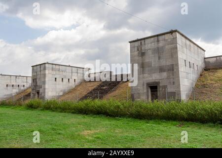 Une partie des peuplements ruinés (sanitaires) autour de Zeppelinfeld, qui fait partie des terrains de rassemblement du parti nazi à Nuremberg, en Bavière, en Allemagne. Banque D'Images