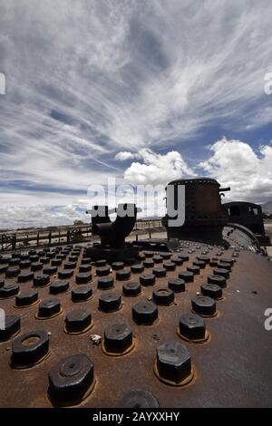 Potosi, Bolivie. 14 février 2020. A la périphérie déserte de la petite ville d'Uyuni, la région de Potosi, en Bolivie, est le Grand cimetière du train. Uyuni est un important centre de transport pour les trains en Amérique du Sud depuis la fin du XIXe siècle. Les plans d'expansion et de construction d'un réseau encore plus important de trains à partir d'Uyuni au XIXe siècle ont été arrêtés par l'effondrement de l'industrie minière dans les années 1940. De nombreux trains importés de Grande-Bretagne ont été abandonnés en dehors d'Uyuni. De nombreux morceaux de métal ont été volés parce qu'il n'y a pas de clôture ou de gardes autour des trains et les vents de sel de près Banque D'Images
