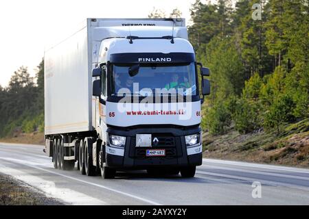 Conduite de Renault Trucks T blanc de Cemt-Trans Oy devant la remorque réfrigérée Thermo King le long de la route 25 à Hanko, Finlande. 14 Février 2020. Banque D'Images