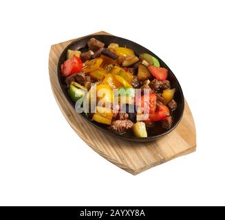 Légumes rustiques cuits au four avec épices et herbes dans le plat de cuisson gros plan, légumes grillés isolés sur fond blanc Banque D'Images