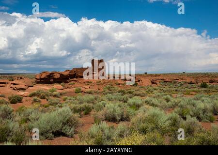 Vue sur les vestiges du Pueblo Wukoki dans le Parc National Monument de Wupatki, dans le nord de l'Arizona, aux États-Unis, où vivent les habitants de Sinagua du Nord. Banque D'Images