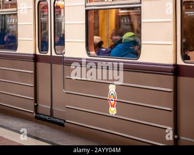 Moscou, Russie - 8 février 2020: Passagers en train de métro vintage de l'époque de l'URSS dans le métro moderne de Moscou. Original 1935 authentique rétro W Banque D'Images