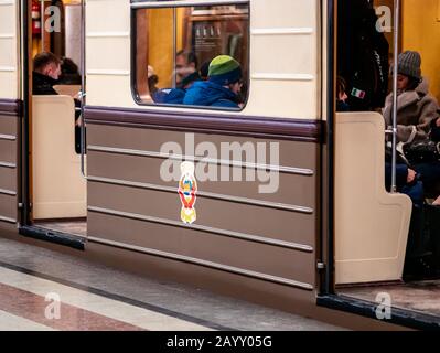 Moscou, Russie - 8 février 2020: Passagers en train de métro vintage de l'époque de l'URSS dans le métro moderne de Moscou. Original 1935 authentique rétro W Banque D'Images