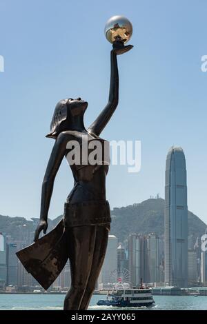 La statue du Hong Kong Film Awards est une sculpture en bronze de 6 mètres représentant la statuette du Hong Kong Film Award présentée aux lauréats. Banque D'Images