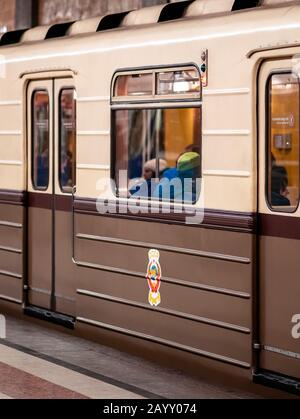 Moscou, Russie - 8 février 2020: Passagers en train de métro vintage de l'époque de l'URSS dans le métro moderne de Moscou. Original 1935 authentique rétro W Banque D'Images