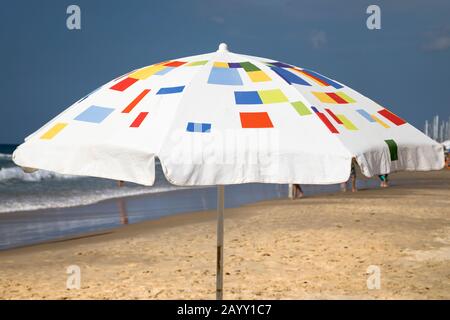 Parasol sur le sable le long de la mer Méditerranée Banque D'Images