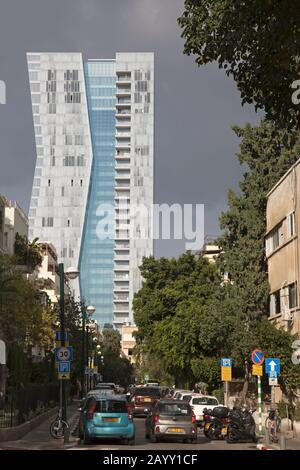 Arlozorov 17, une nouvelle tour résidentielle de luxe dans le vieux quartier nord de tel Aviv, Israël Banque D'Images