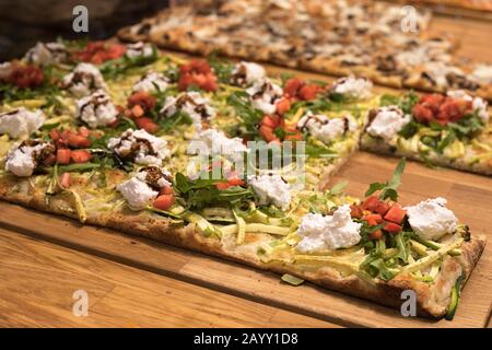 Pizza al taglio avec fromage, tomates, courgettes et légumes verts au restaurant GaliRoma Pizza sur la rue Dizengoff à tel Aviv, Israël Banque D'Images