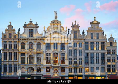 Grande Place de Bruxelles, partie nord-est. Coucher de soleil soir vue sur la rangée des anciennes belles façades de bâtiments en pierre. Beaucoup de détails artistiques dorés et Banque D'Images