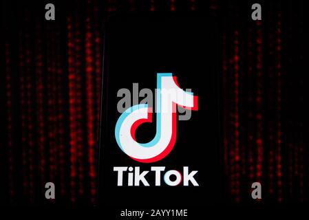 Dans cette illustration photo, un logo Tik Tok s'affiche sur un smartphone. Banque D'Images