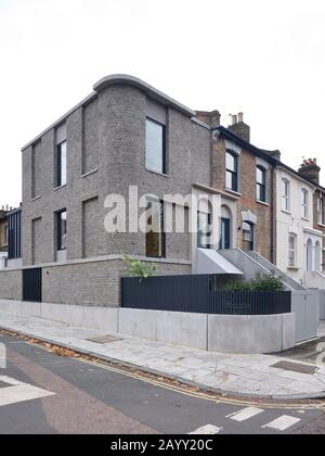 Élévation d'angle du bâtiment de l'autre côté de la rue. Corner House, Londres, Royaume-Uni. Architecte: 31/44 Architectes, 2019. Banque D'Images