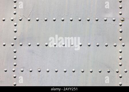 Surface métallique grise avec rivets en arrière-plan Banque D'Images