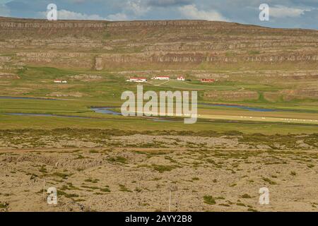 Bâtiments isolés sur un terrain en Islande Banque D'Images