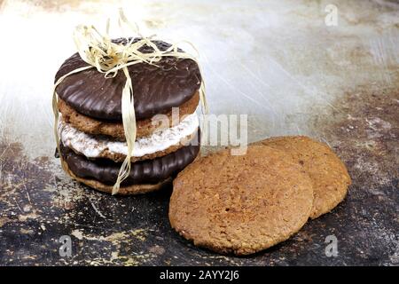 Original Nuremberg Lebkuchen (pain d'épices) sur une plaque de cuisson vintage. Banque D'Images