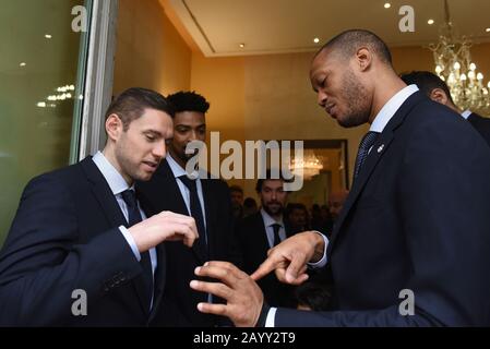 Fabien Caueur (L) et Anthony Randolph de L'équipe de basket-ball Du Real Madrid sont vus pendant la célébration. Banque D'Images